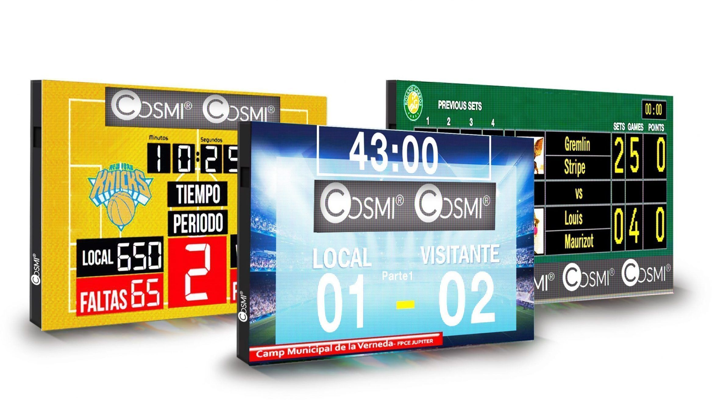 Tres videomarcadores LED multideporte de la marca COSMI, mostrando puntuaciones y tiempos para baloncesto, fútbol y voleibol en pantallas digitales de colores, con el logotipo de COSMI visible.