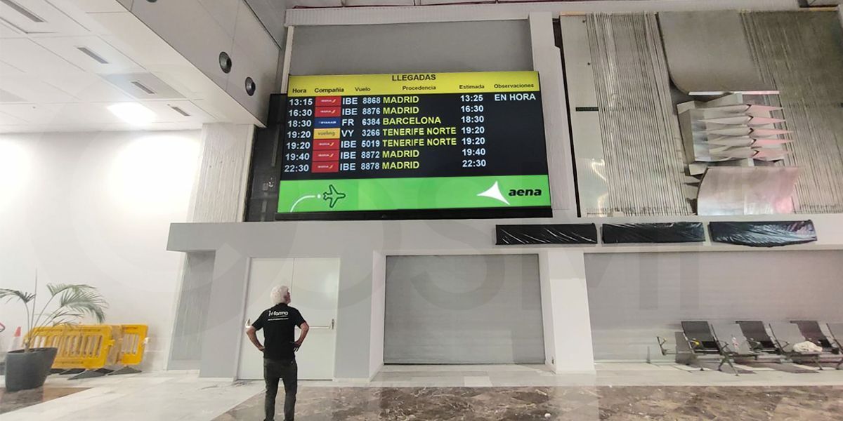 Pantalla LED gigante COSMI instalada en aeropuerto AENA Canarias