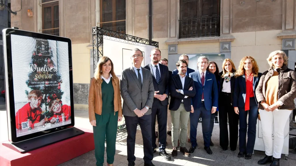 el alcalde de murcia presentando el nuevo cartel de navidad 2023 murcia con el lema vuelve a soñar en el mupi cosmi full color
