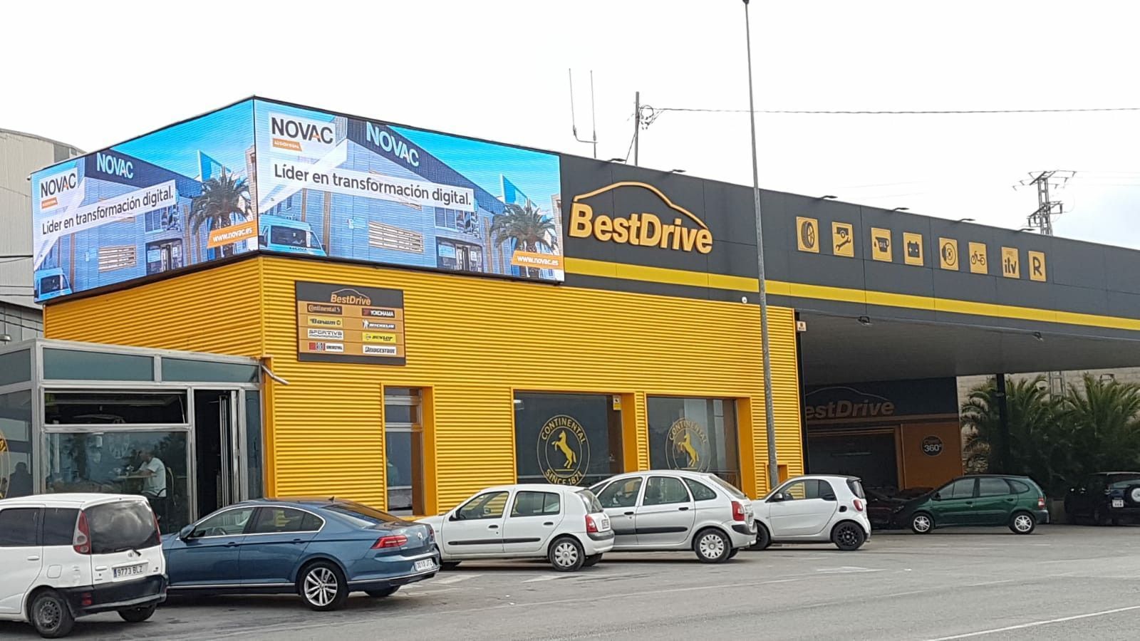 Pantalla led gigante exterior Murcia. Pantalla P8 en pleno funcionamiento en el local de neumaticos pedro