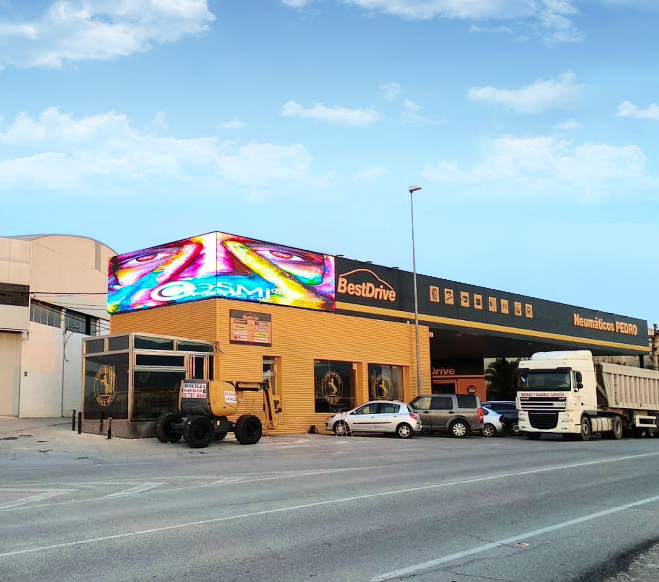 En la imagen se muestra el negocio Neumaticos Pedro, donde se puede ver la fantastica pantalla P8 haciendo esquina y encendida