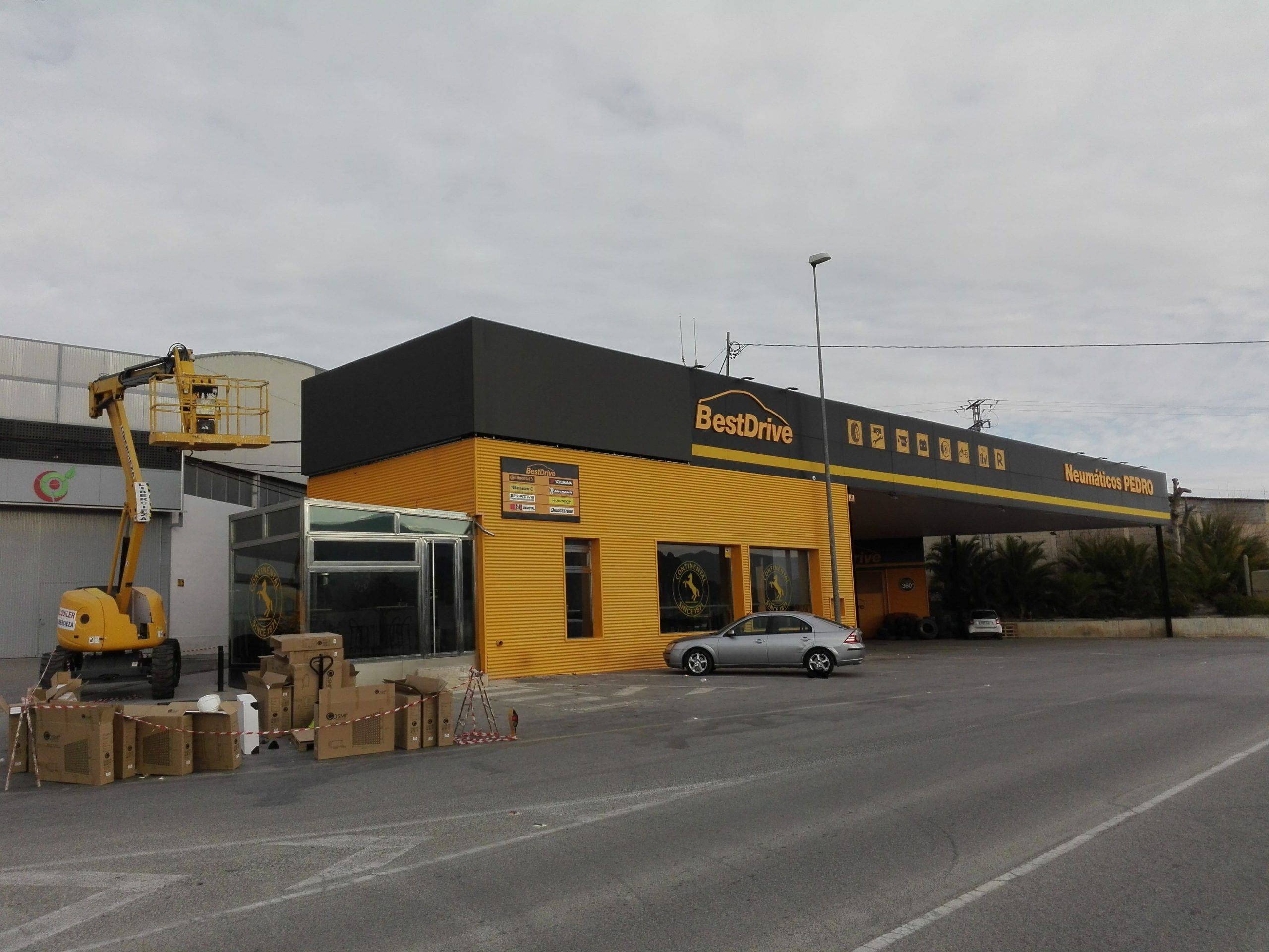 Pantalla led gigante exterior Murcia exterior del establecimiento, ojeada de como se ve el trabajo de instalacion de pantalla led p8 terminado
