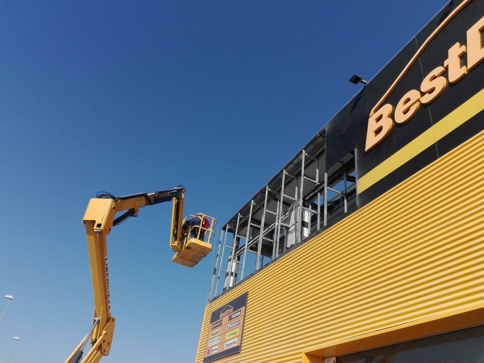 Pantalla led gigante exterior Murcia. Montaje de las pantallas de esquina P8 en neumáticos Pedro