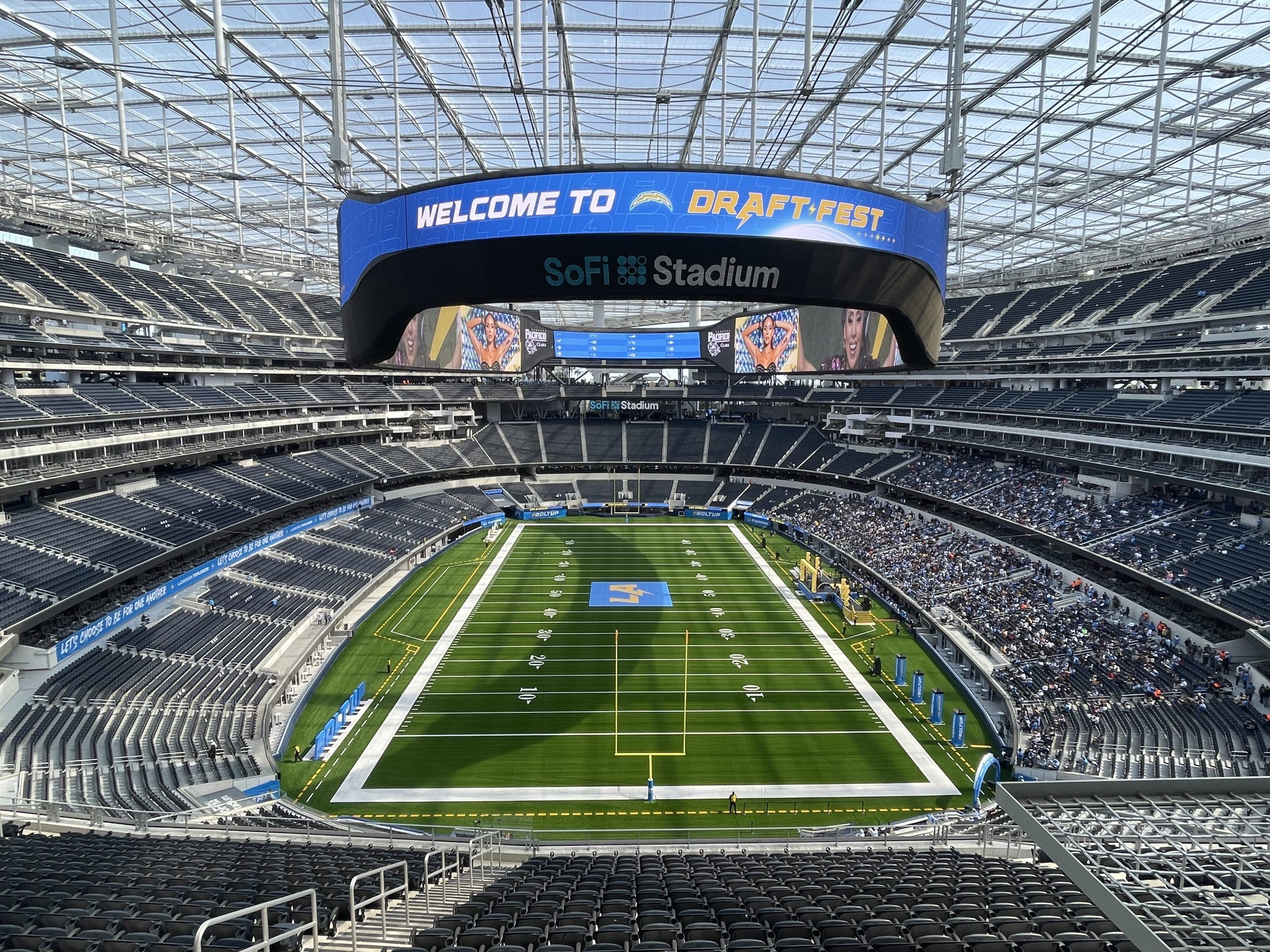 Imagen del interior del estadio SoFi en california donde se puede observar el videomarcador de forma frontal
