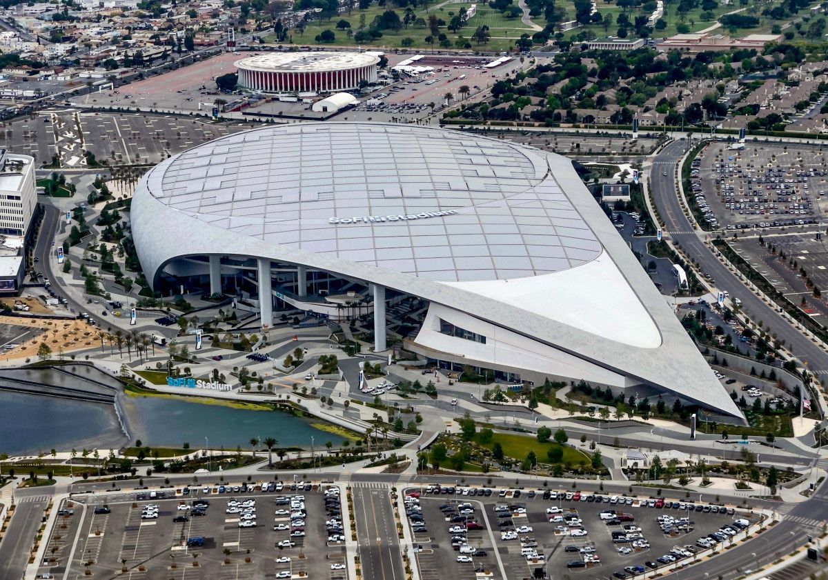 Imagen aerea del exterior e instalaciones del estadio SoFi en california