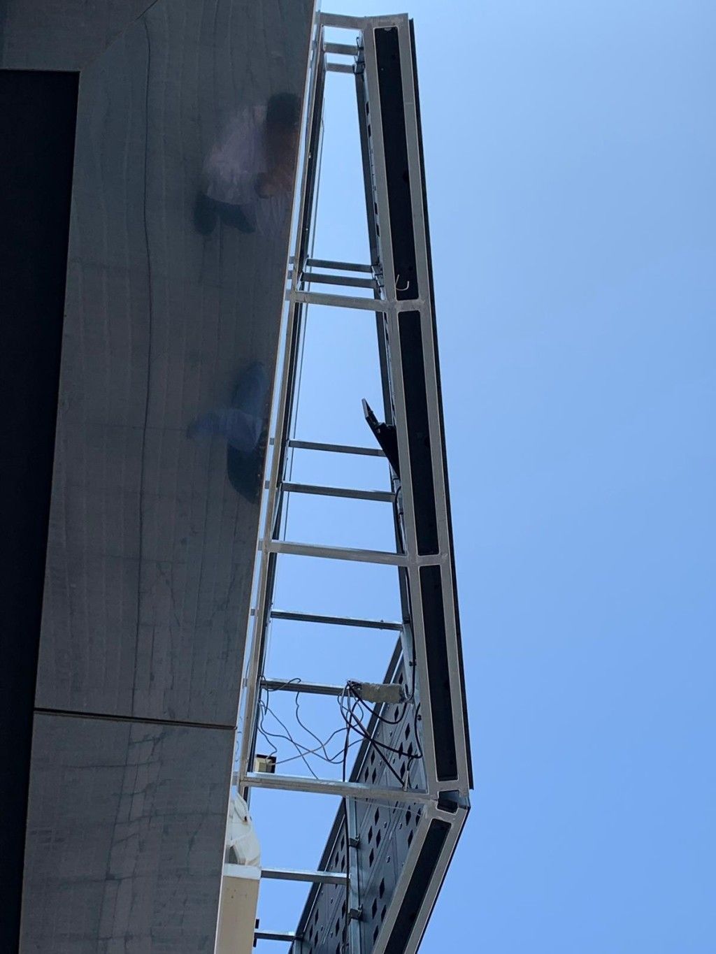 Muestra de la cara adversa de las pantallas p5 de exterior. Se puede ver su estructura y exoesqueleto