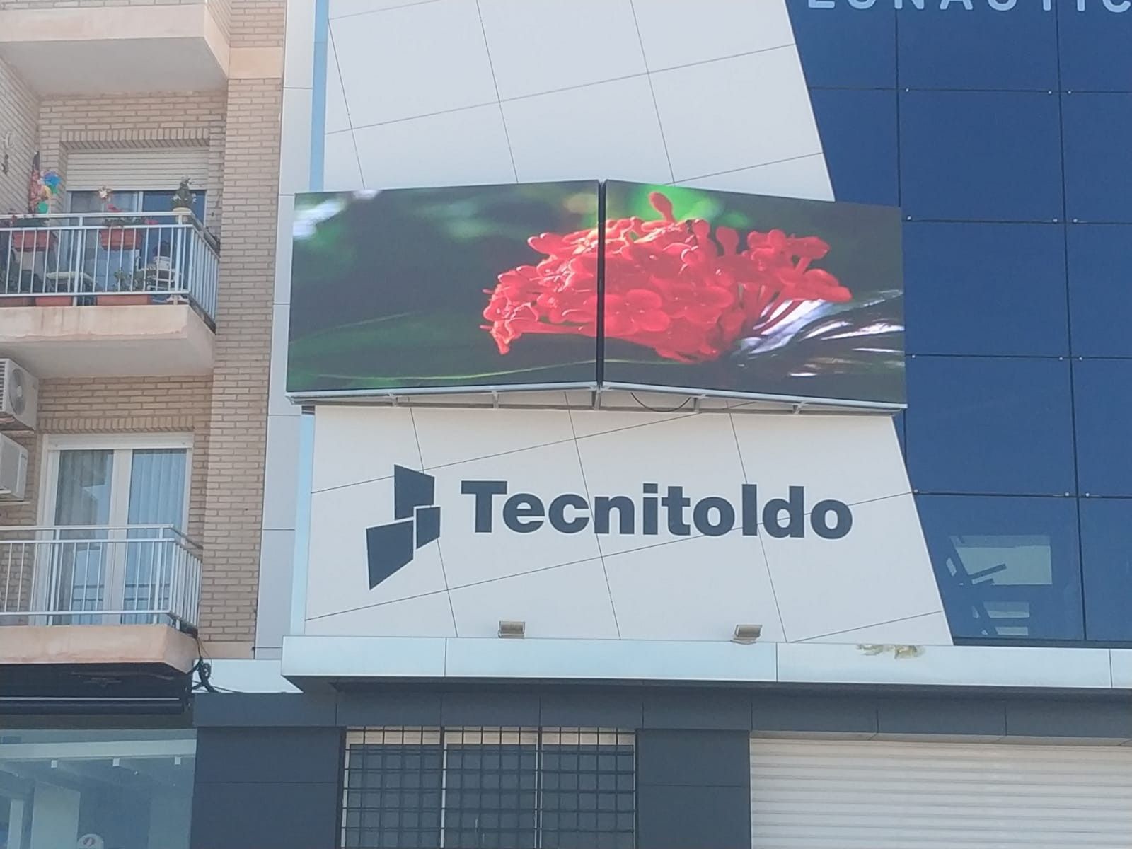 Imagen detalla de una pantalla p5 de exterior funcionando y mostrando todo su potencial ante una fuerte luz natural