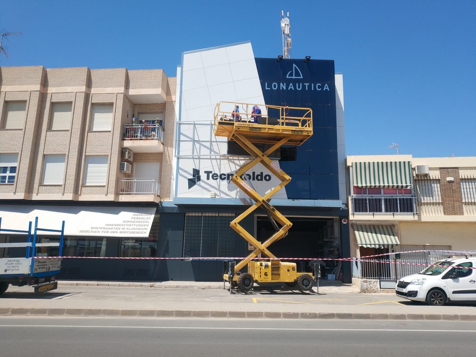 imagen donde se muestra el montaje de las pantallas p5 de exterior en la tienda tecnitoldo