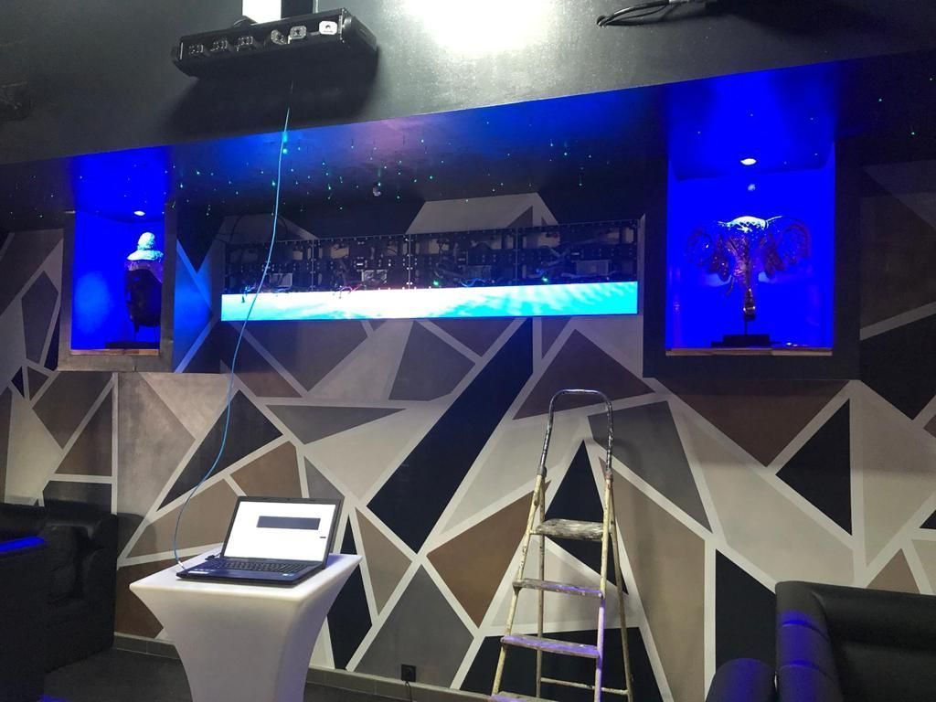 Imagen donde se muestra la pantalla ubicada en la discoteca de perpignan