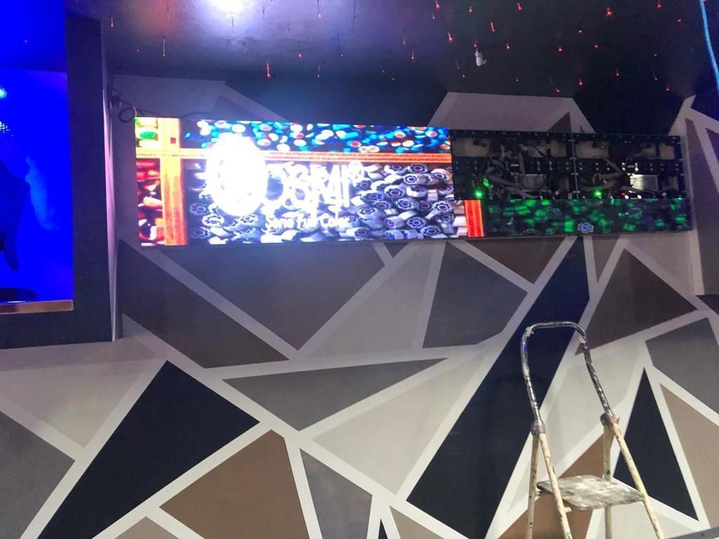 Pantalla LED Full Color para discoteca. En la imagen se ven algunas pruebas de colores y de imagenes en la pantalla de la discoteca de perpiñan