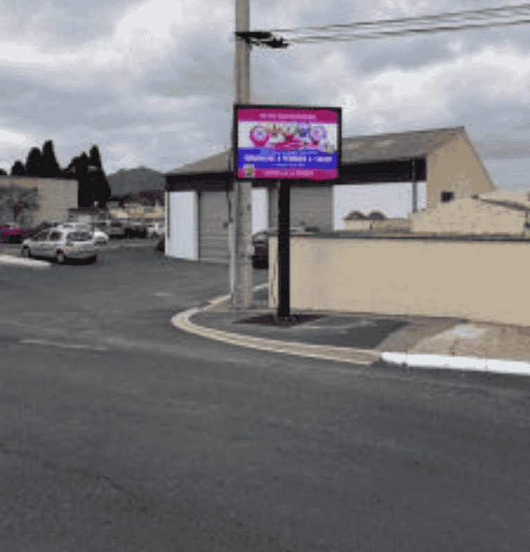 Monoposte LED gigante en francia. En la imagen se ve el monoposte funcionando plenamente con publicidad ya cargada