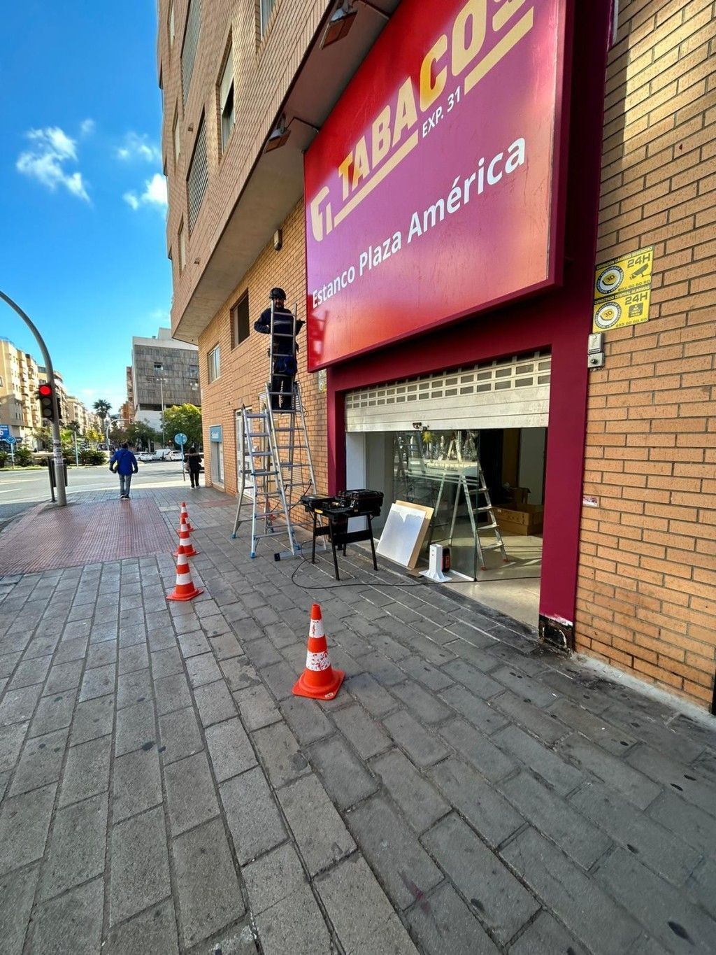 montaje de la banderola del estanco de la plaza america en alicante