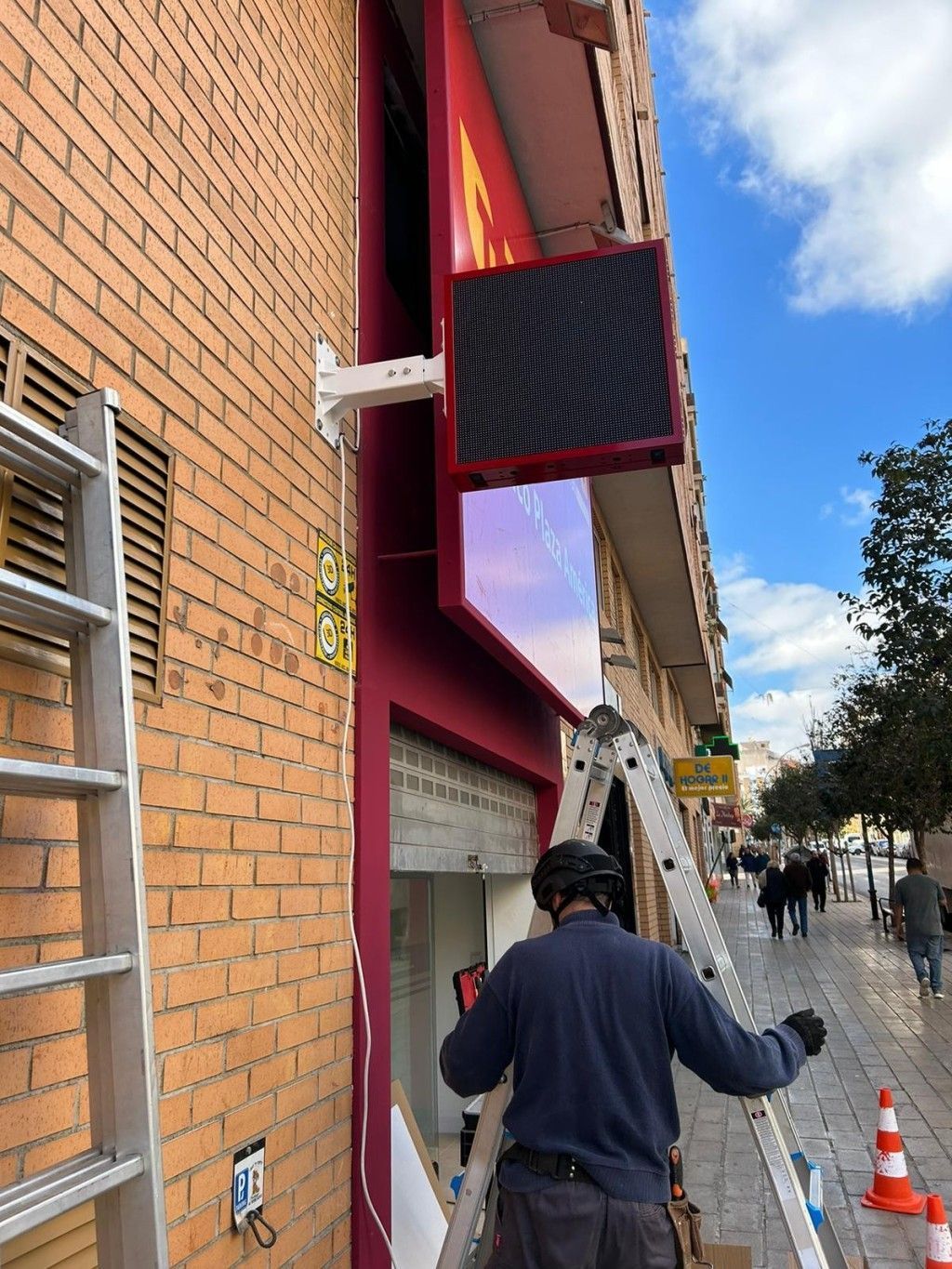 comprobacion del correcto montaje de la banderola del estanco de la plaza america en alicante