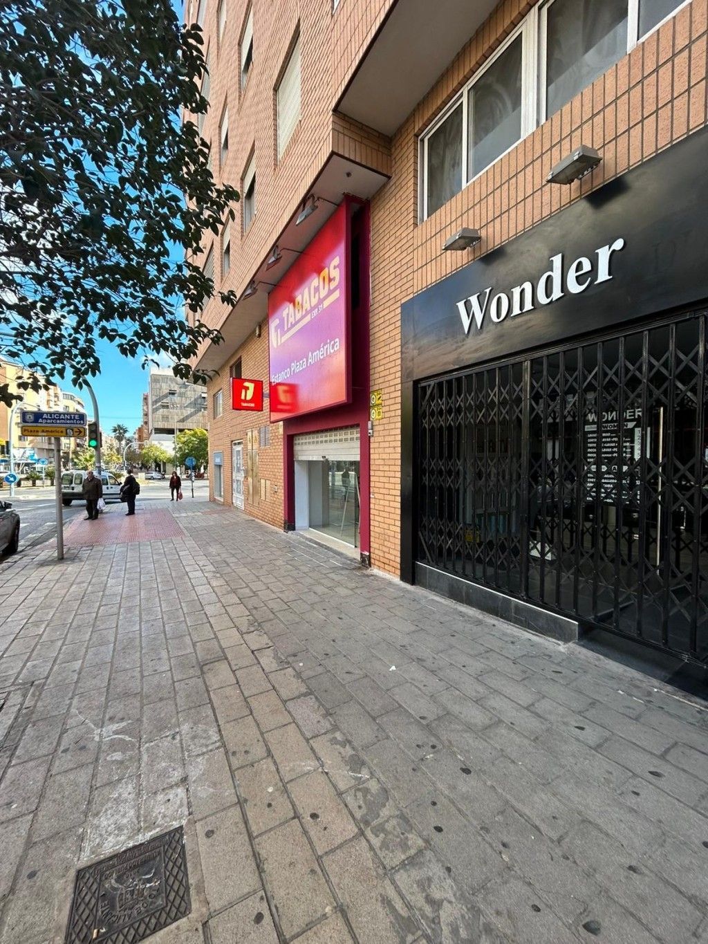 vista aleja de la capicidad de brillo que tiene la banderola del estanco