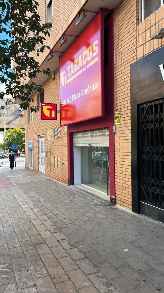 en la imagen se puede ver la banderola en pleno funcionamiento en el estanco de la plaza de las americas