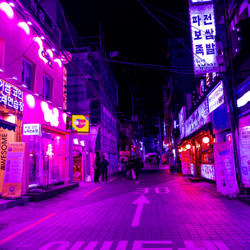 calle nocturna colorida con cartel cosmi p8 que destaca entre los demas