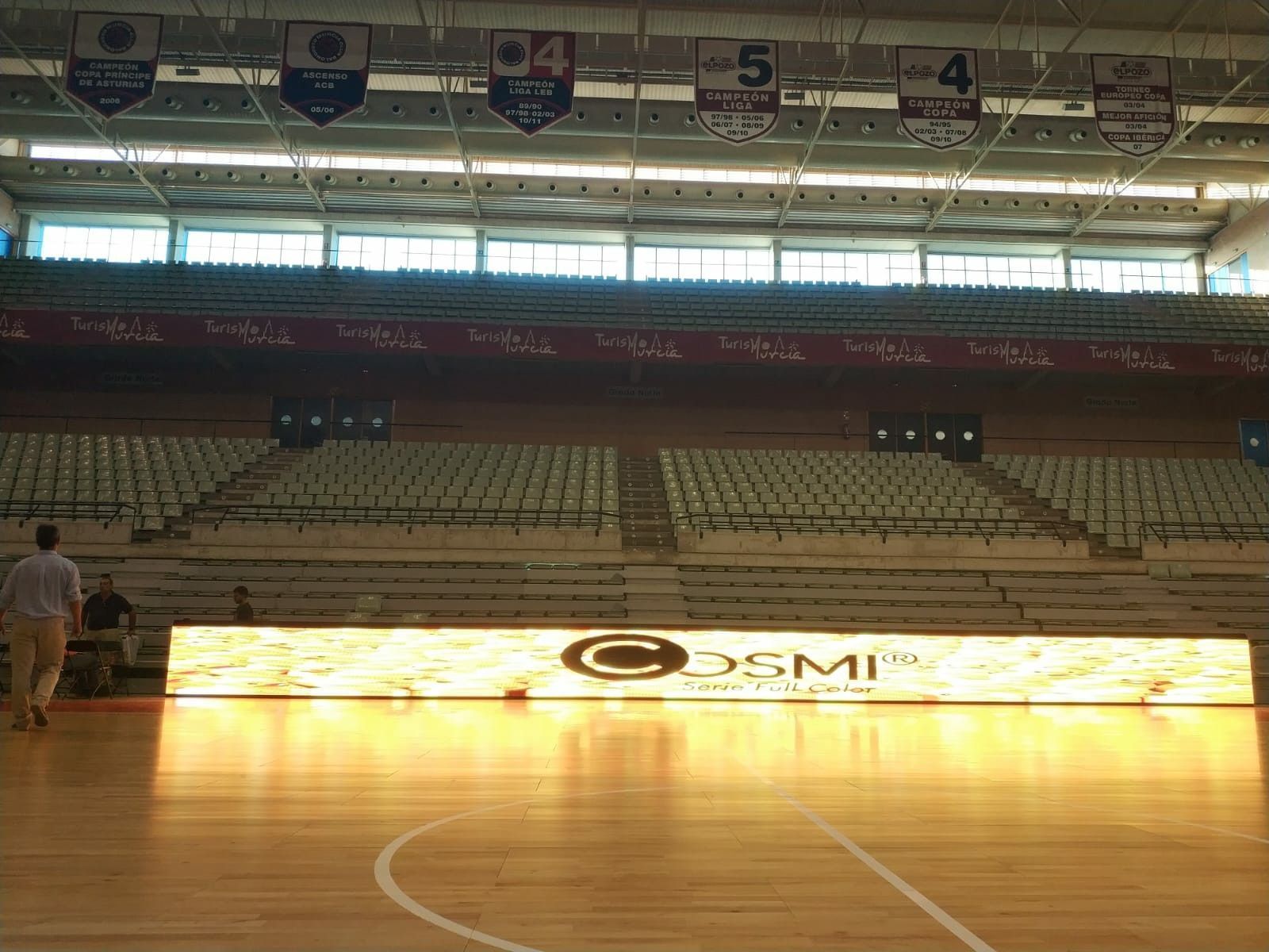 Pantalla perimetral futsal El Pozo. En esta imagen se puede observar todo el poder de iluminacion que tiene la pantalla perimetral de cosmi