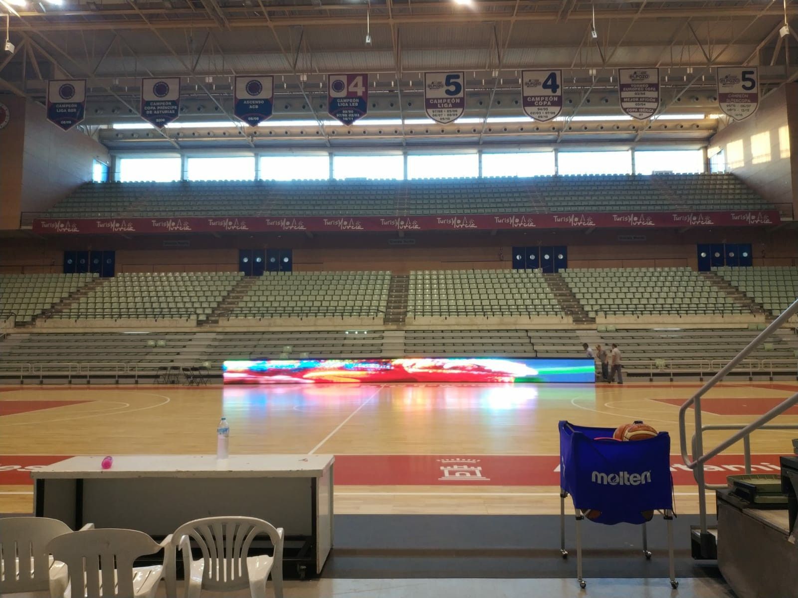 Pantalla perimetral futsal El Pozo. Imagen donde se ve una amplia gama de colores proyectados por la pantalla perimetral en el palacio de los deportes de murcia