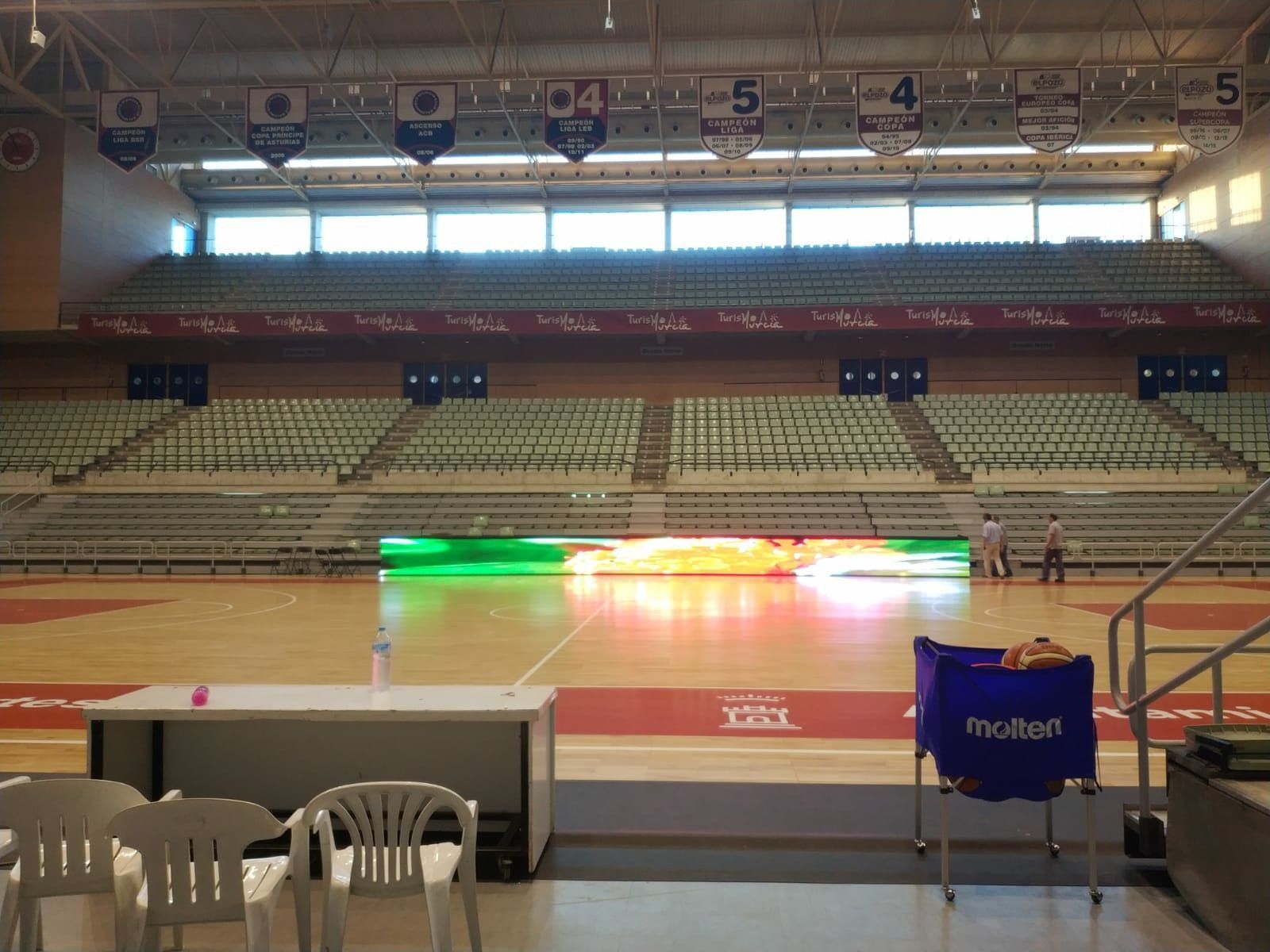 Pantalla perimetral futsal El Pozo. Vision más espaciada del interior de el palacio de los deportes de murcia, con la pantalla perimetral encendida