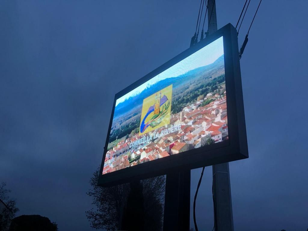 En la imagen se muestra el gigante monoposte funcionando con un brillo esplendido en un día nublado