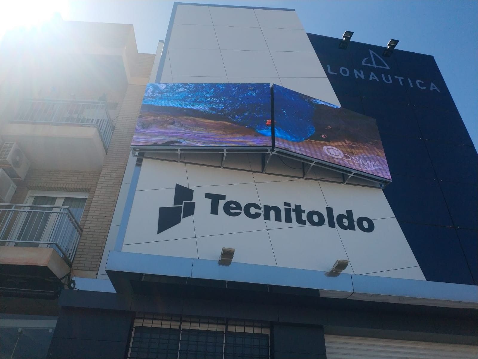 Pantalla P5 EXT Murcia. Imagen donde se puede comprobar la claridad y el brillo que muestra la pantalla P5 ante la luz del sol