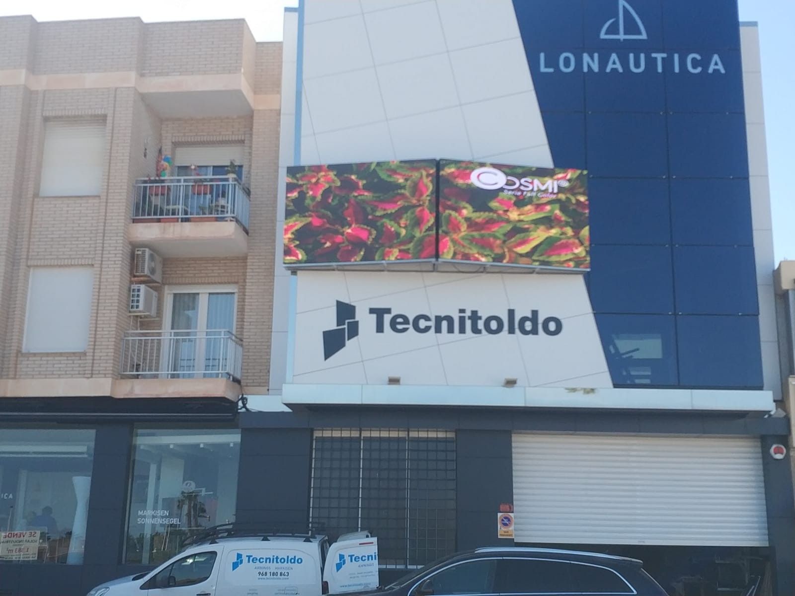 Pantalla P5 EXT Murcia. Imagen donde se muestra el exterior de una tienda de murcia con la pantalla P5 de exterior en su frontal