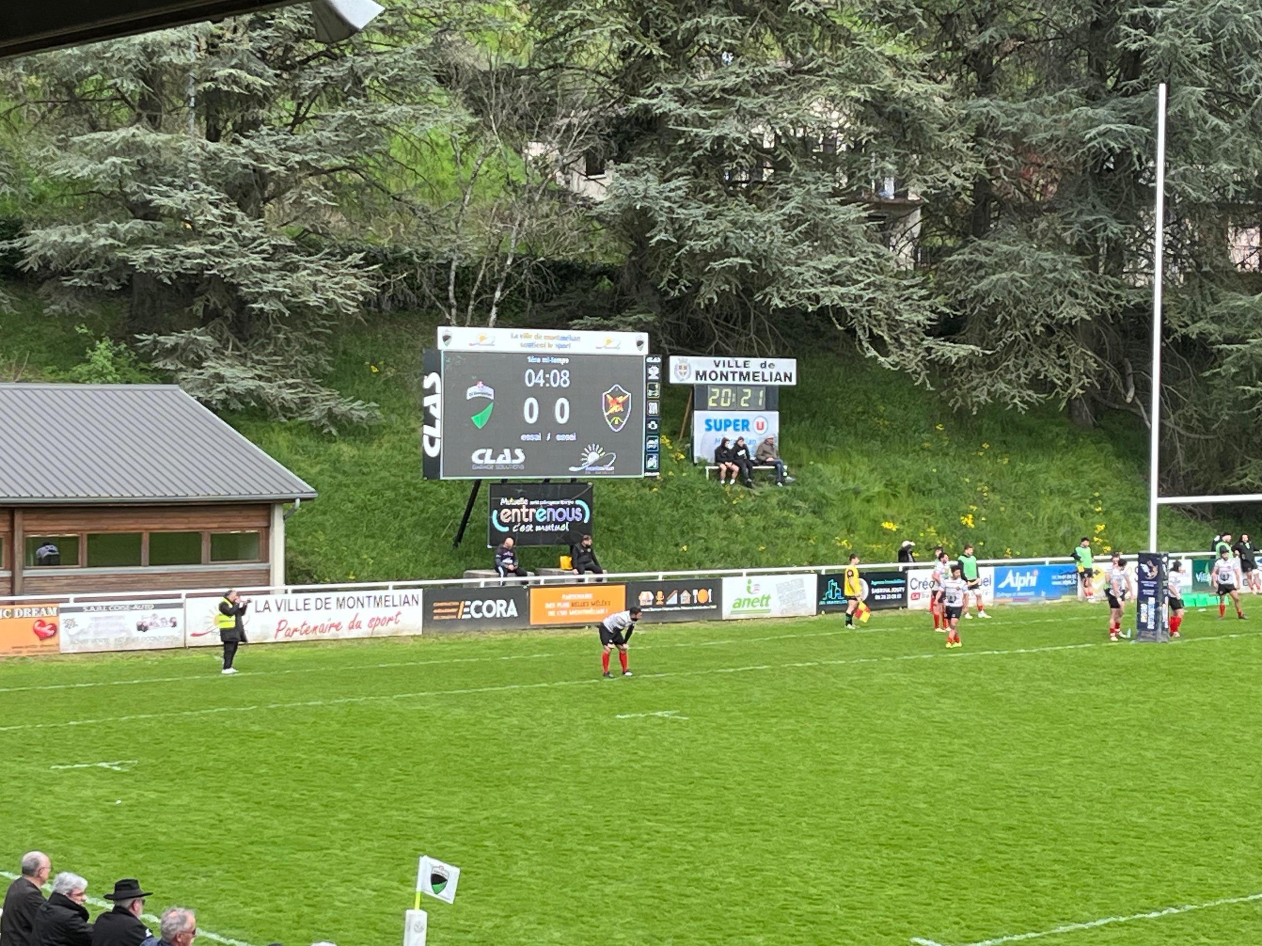 En la imagen se muestra el videomarcador integrado en el campo de rugby durante un partido en francia