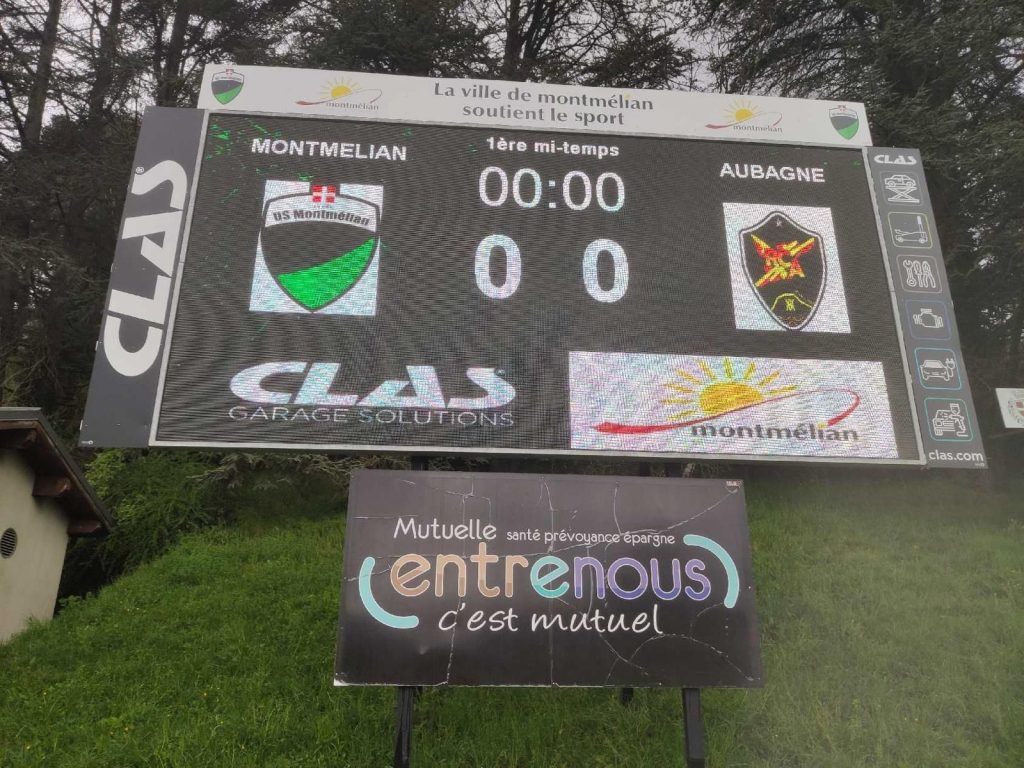el la imagen se muestra un primer plano del videomarcador en pleno funcionamiento durante un partido de rugby