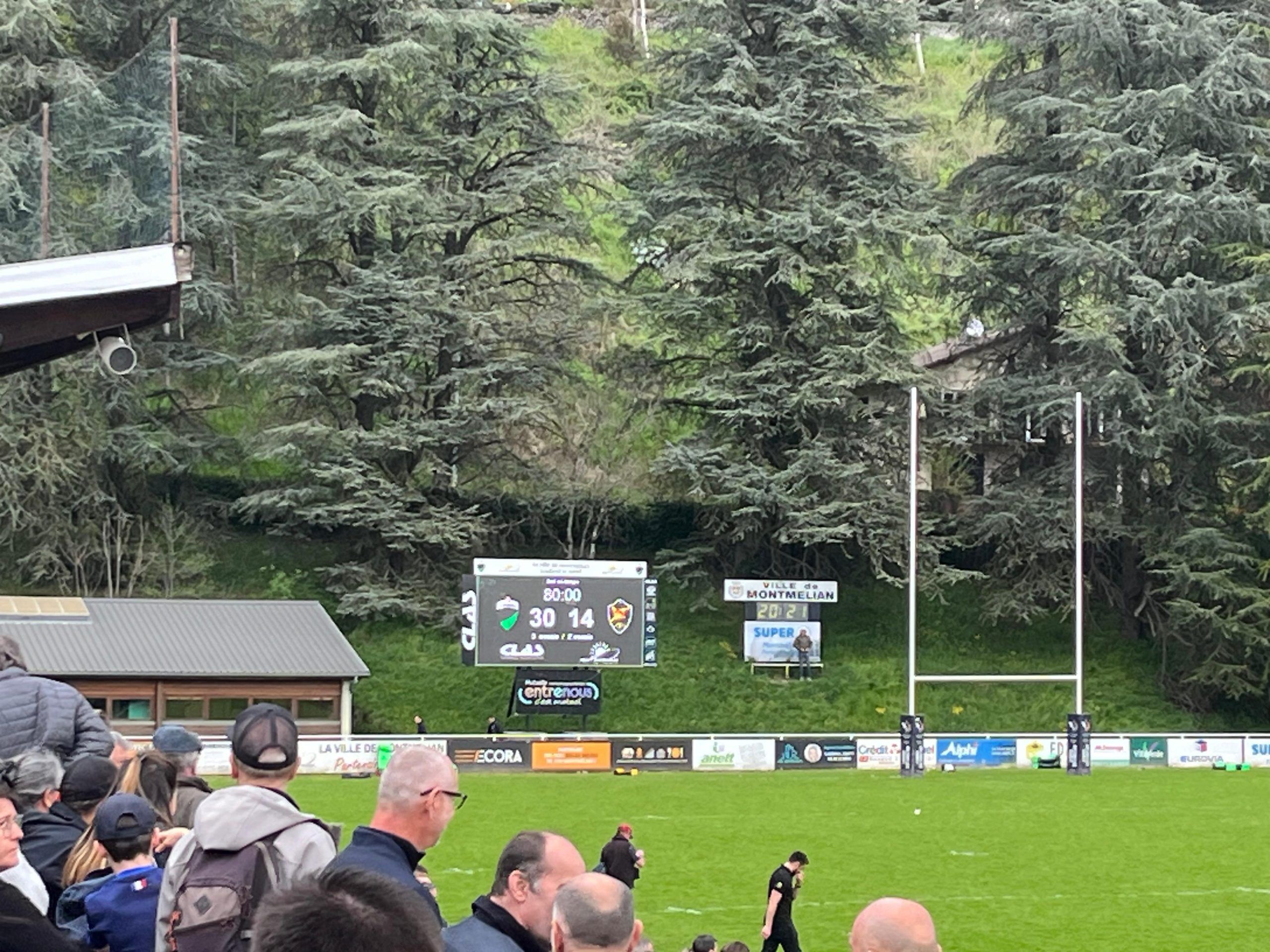 en la imagen se observa el videomarcador mostrando detalles precisos del partido de rugby que se esta jugando a tiempo real