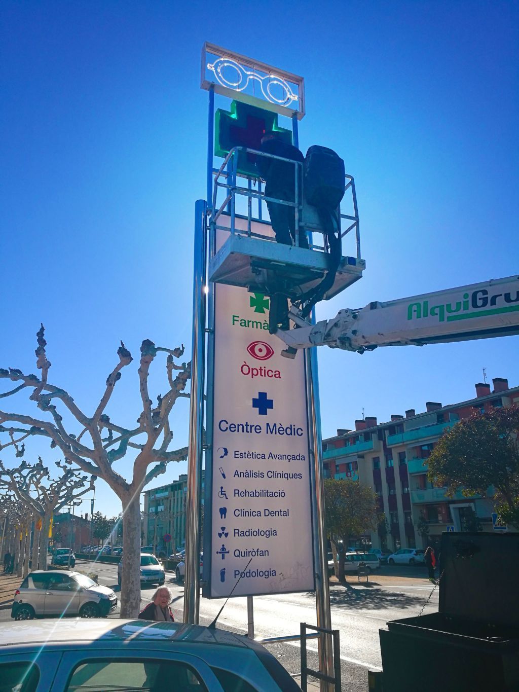 montaje de la cruz de farmacia vertical en barcelona