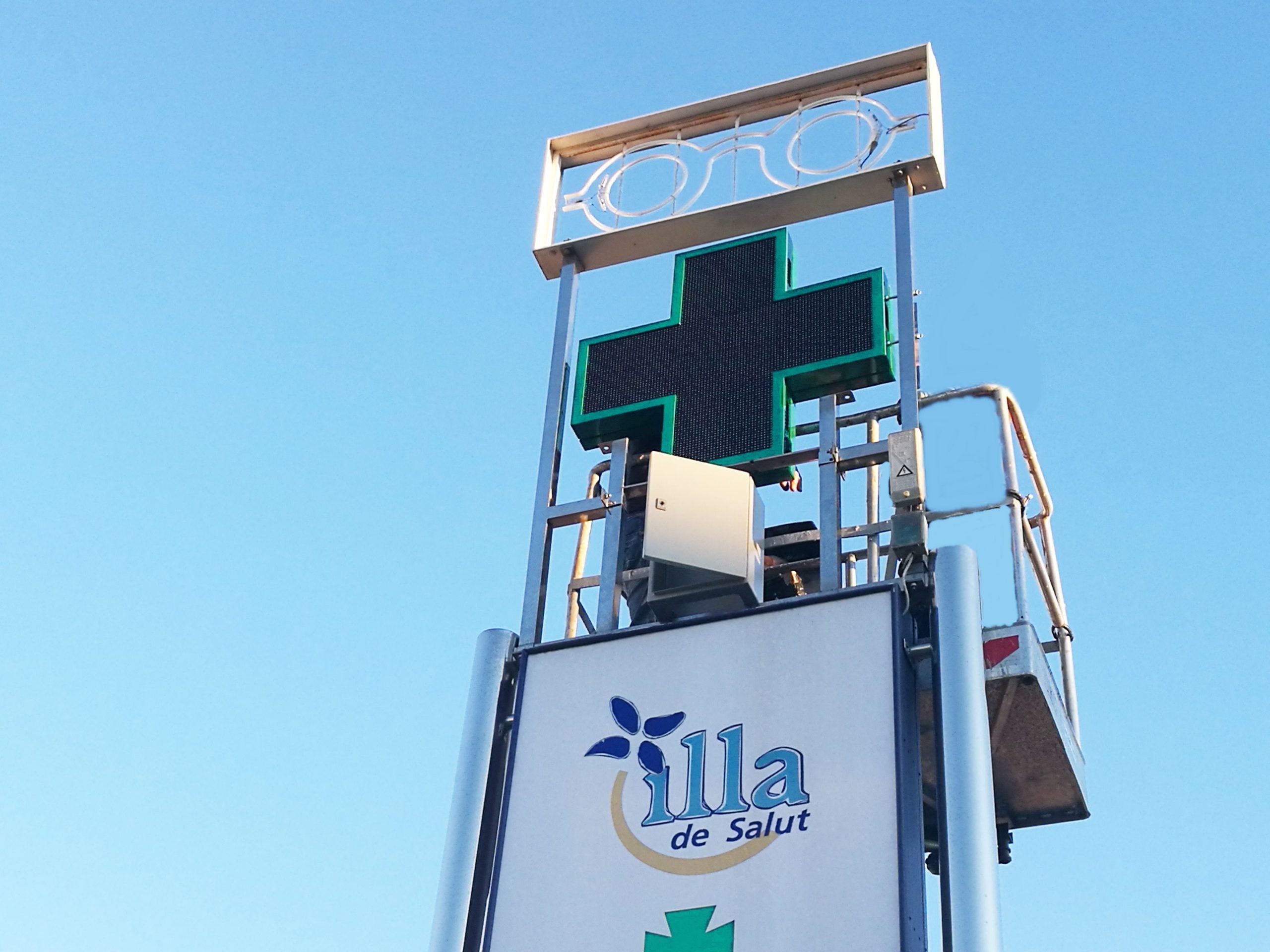 imagen de cerca de la cruz de farmacia a plena luz del dia