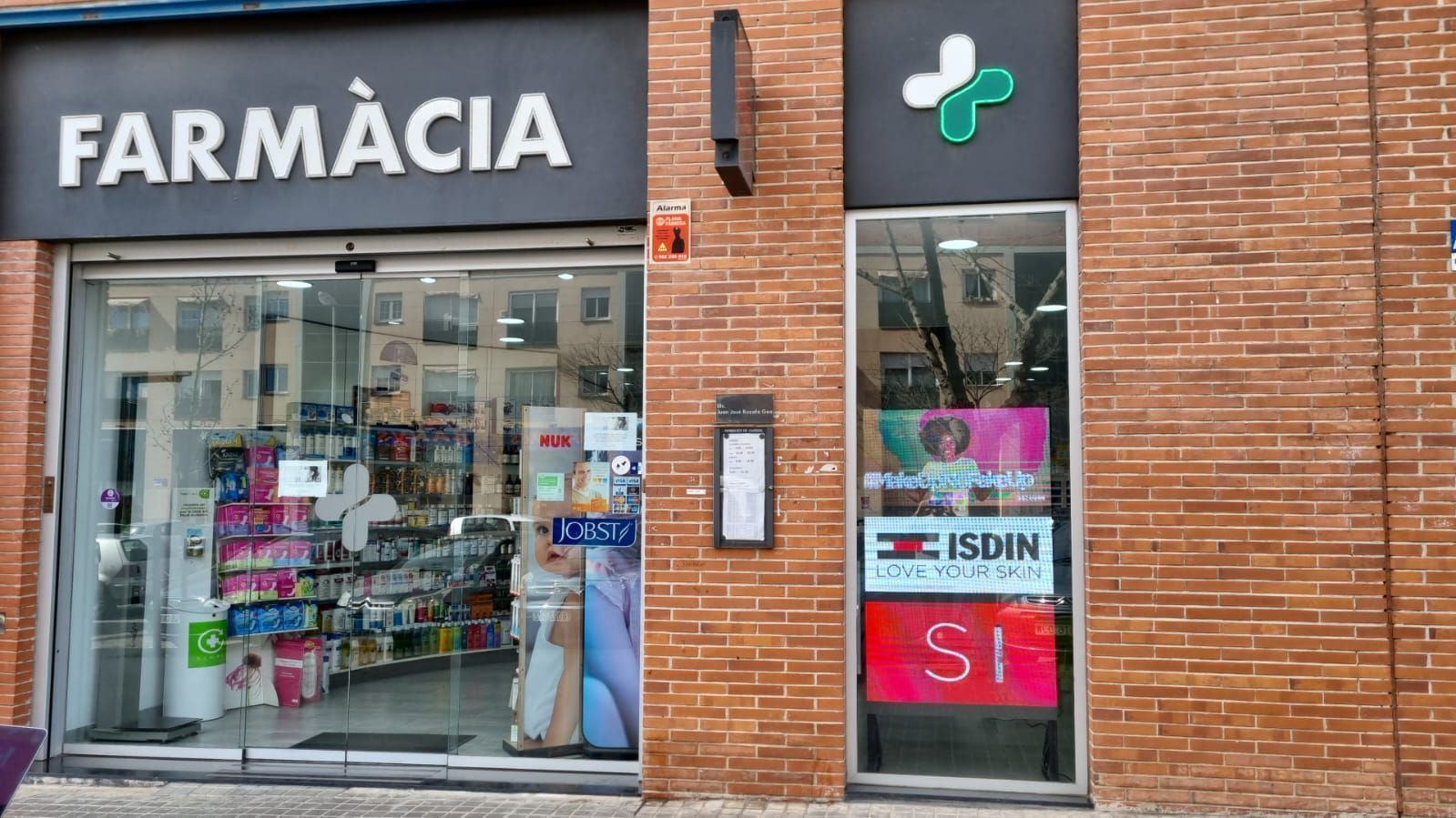 Pantalla escaparate en farmacia