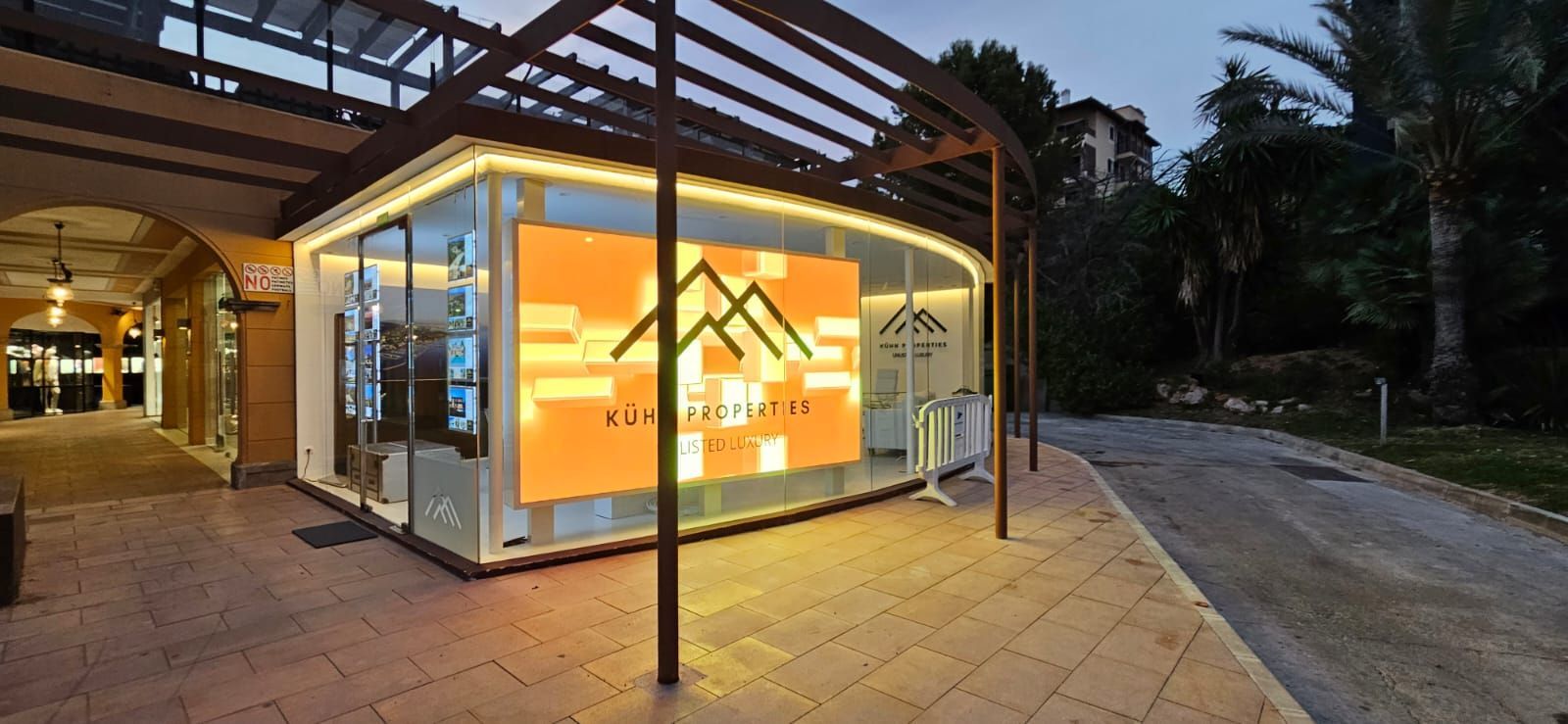 Pantalla LED COSMI para escaparate y retail