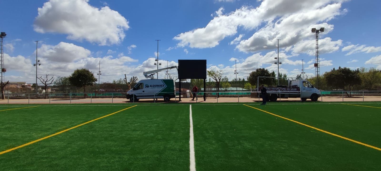Imagen donde se ve el videomarcador de cosmi instalado en un campo de futbol en badajoz