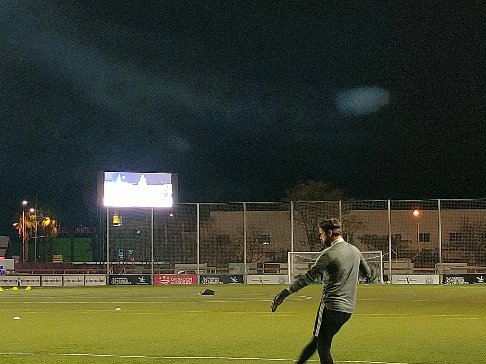 imagen del videomarcador de badajoz en pleno funcionamiento por la noche