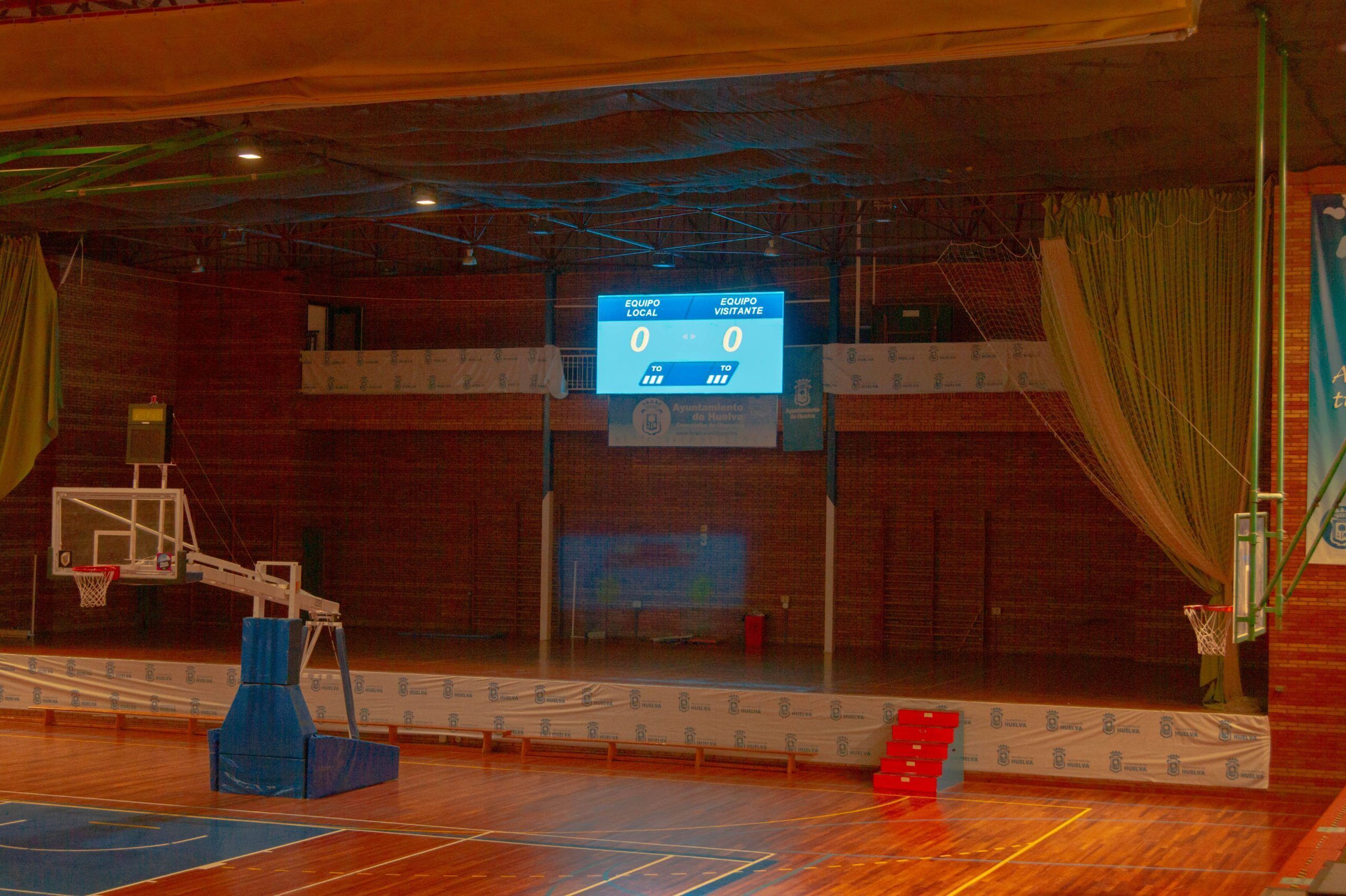 foto del videomarcador de cosmi en el interior del pabellon andres estrada en huelva