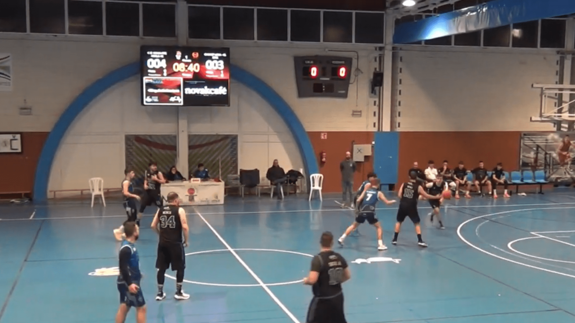 imagen interior pabellon navia con videomarcador cosmi en funcionamiento durante partido de basket