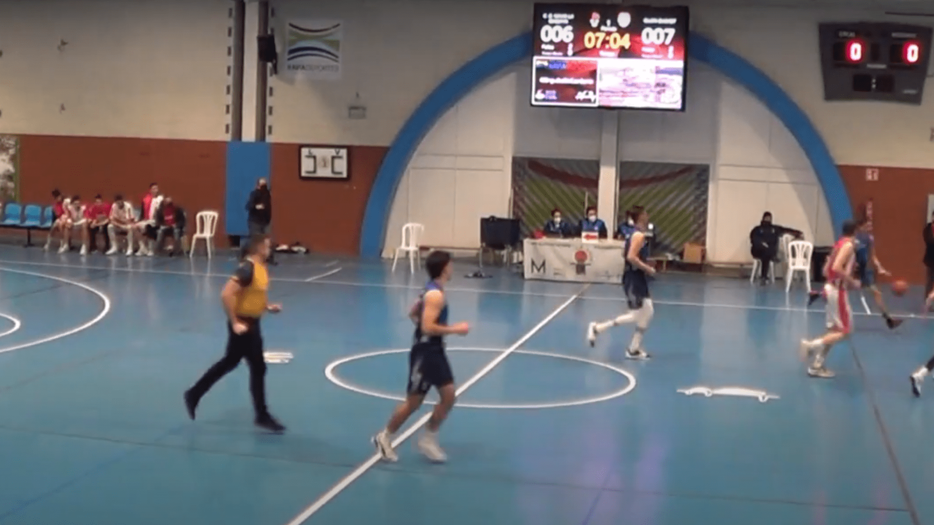 Videomarcador led en pabellon de navia asturias en pleno funcionamiento durante partido