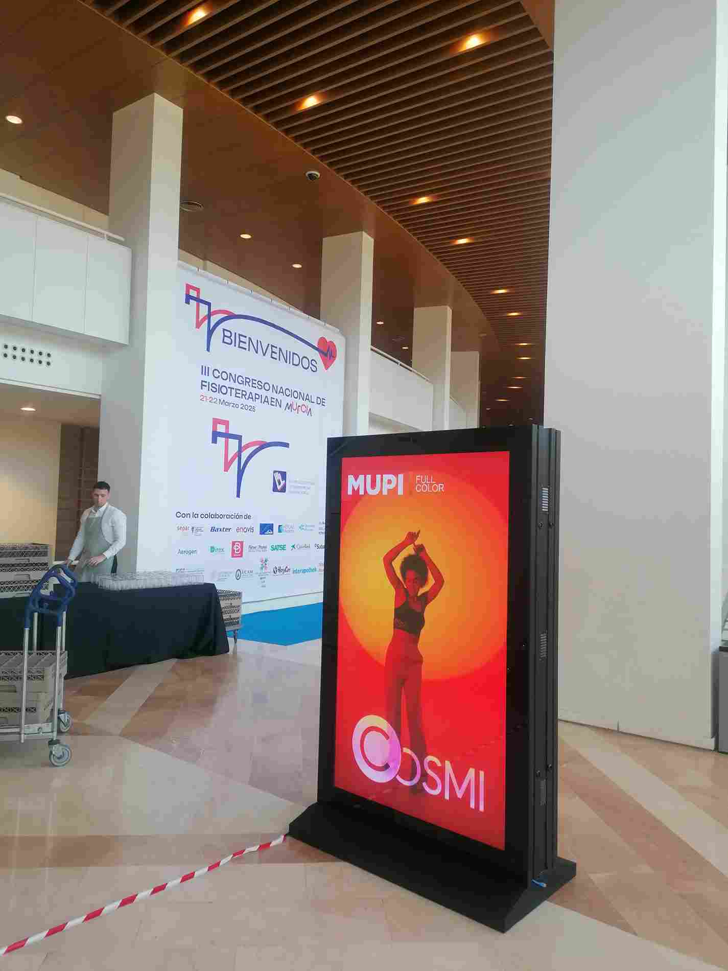 Pantalla COSMI en evento profesional y congreso nacional