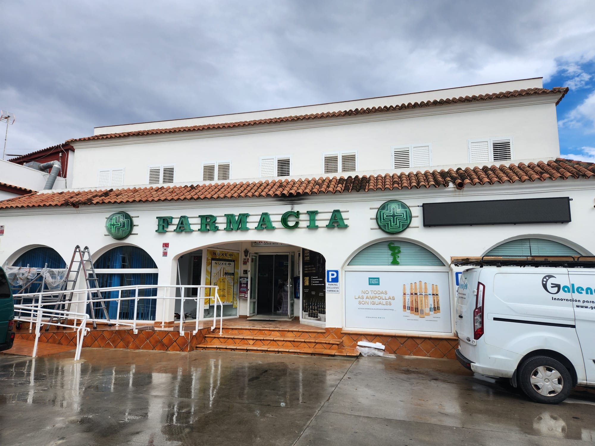 cartel p5 para farmacia exterior Conil