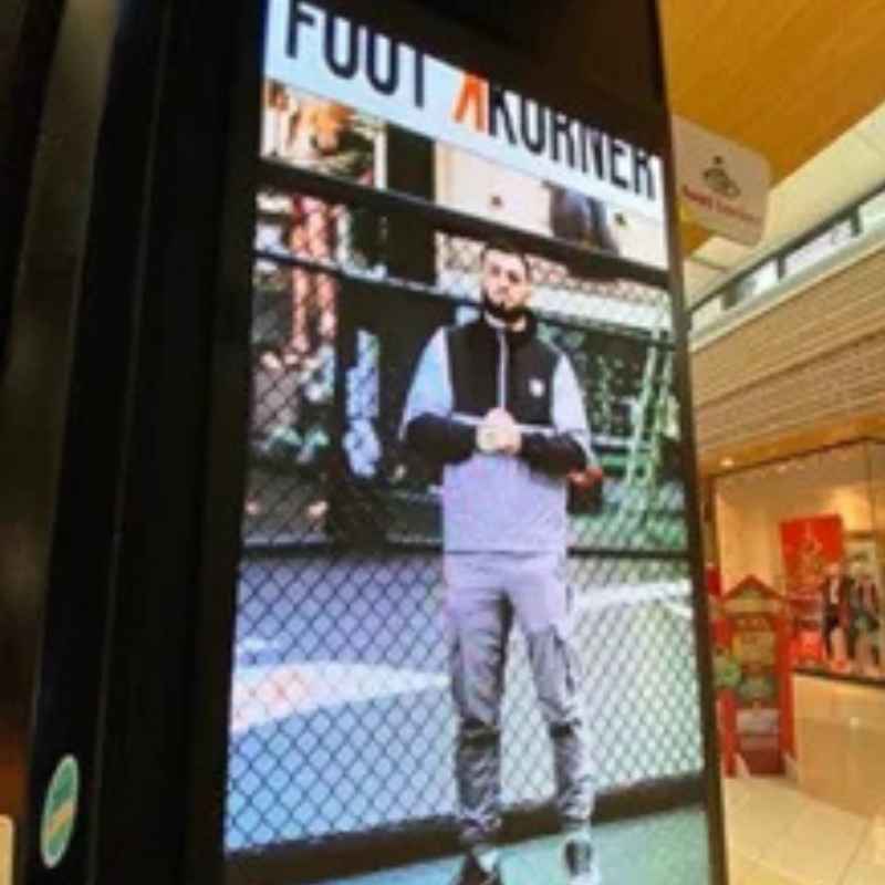 Pantalla LED publicitaria con pixel pitch fino que muestra contenido nítido de alto contraste en el interior de un comercio.