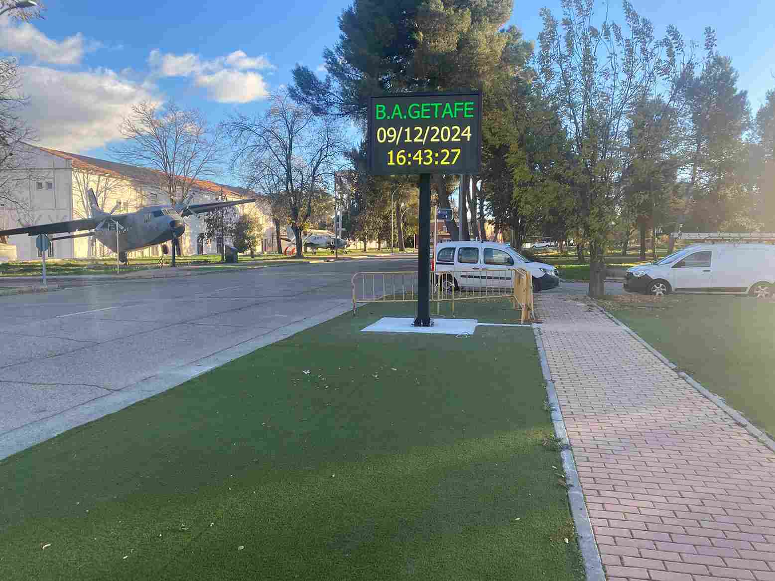 Monoposte digital LED con hora y fecha instalado en la Base Aérea de Getafe.
