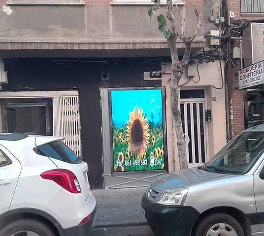 pantalla de escaparate led en lavanderia murcia