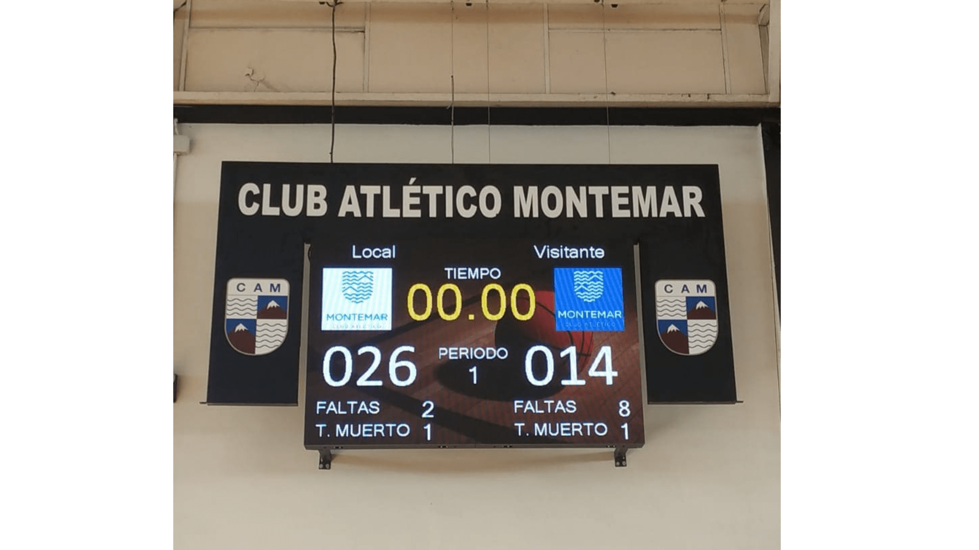 Videomarcador LED interior en el Club Atlético Montemar para baloncesto y otros deportes.