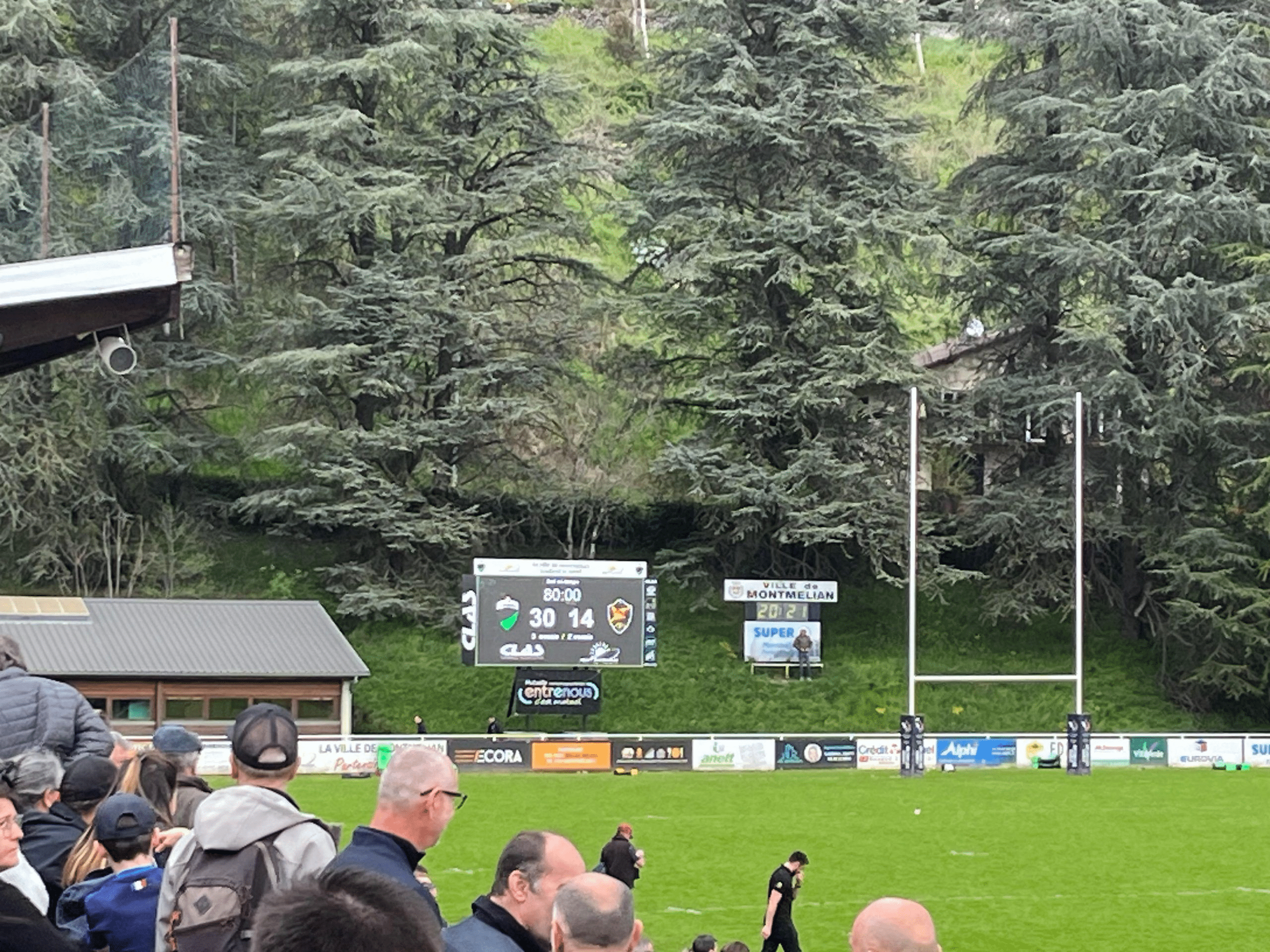 Instalación de videomarcador LED exterior en campo de rugby con resultados en tiempo real.