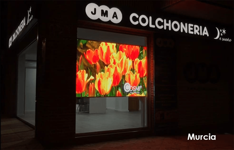 Pantalla LED de alto brillo para escaparates comerciales instalada en Murcia.