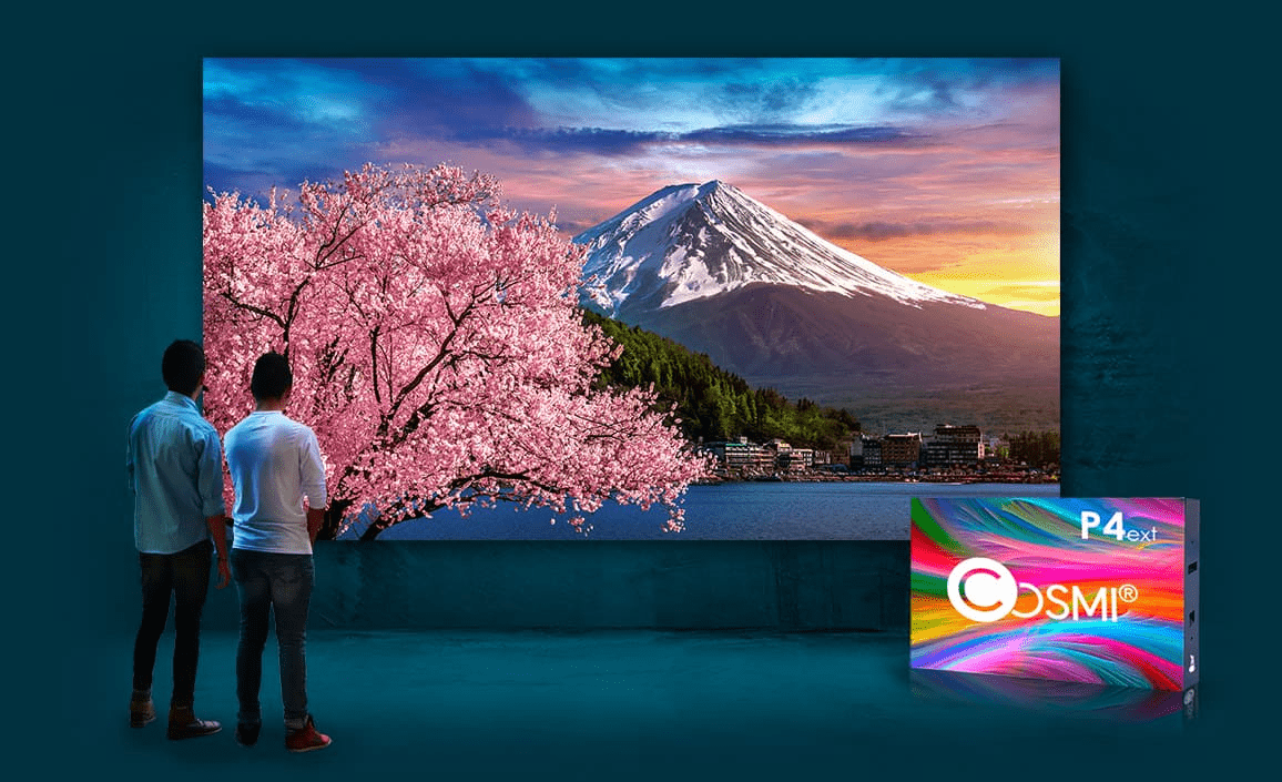 Personas admirando una pantalla LED gigante Cosmi con imagen de paisaje natural.