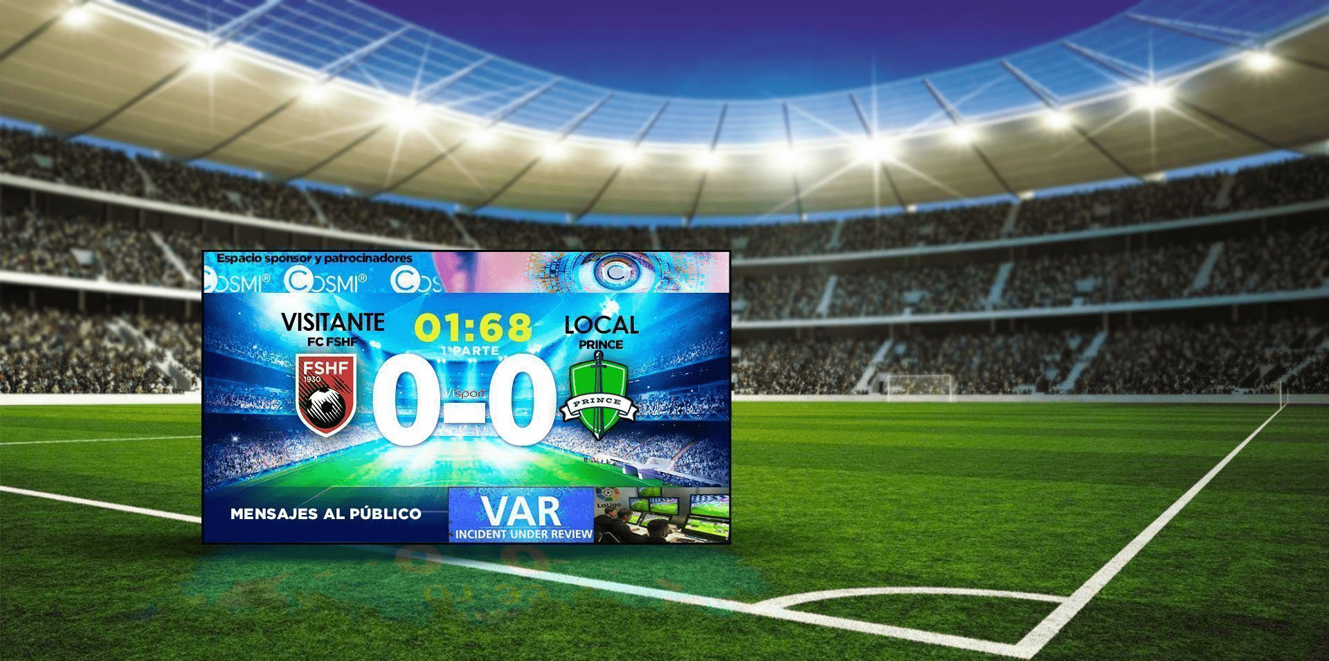 Una gran pantalla LED de videomarcador deportivo COSMI en un campo de fútbol simulado con estadio completo, mostrando un marcador detallado con VAR.