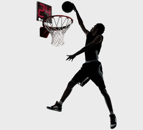 Silueta de jugador de baloncesto haciendo mate. Marcador LED en el tablero de la canasta.