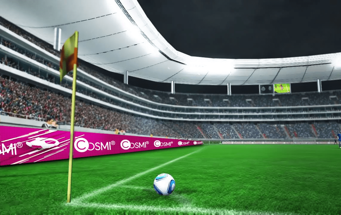 Pantallas LED perimetrales publicitarias de Cosmi en un estadio de fútbol moderno.